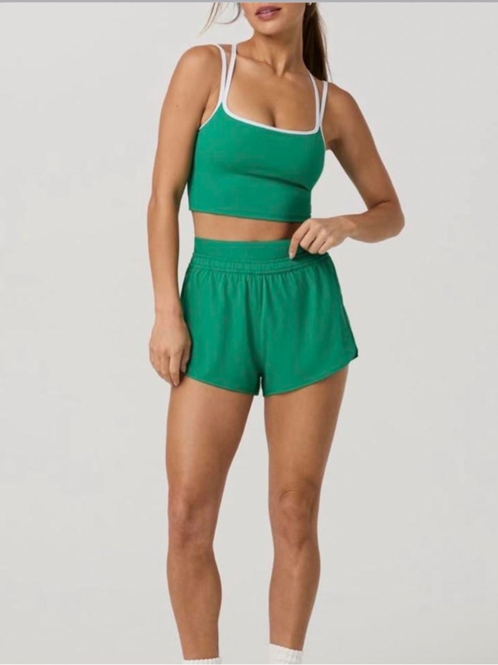 Vuori Luna Piped Short 2” in Emerald NWT